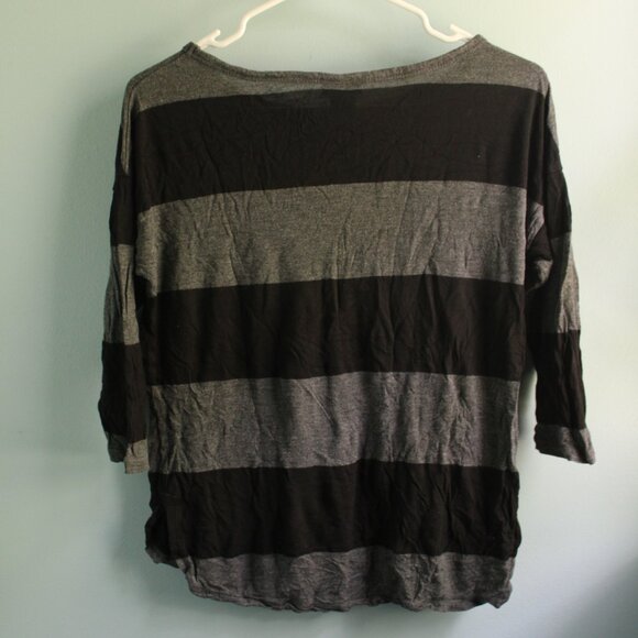Black and gray flowy top, quarter length sleeves. Rue21. size M - Picture 2 of 3